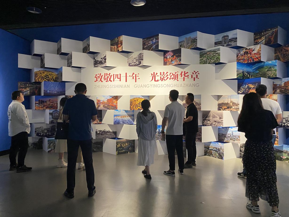 集團組織參觀鹽城建市四十周年圖片展.jpg